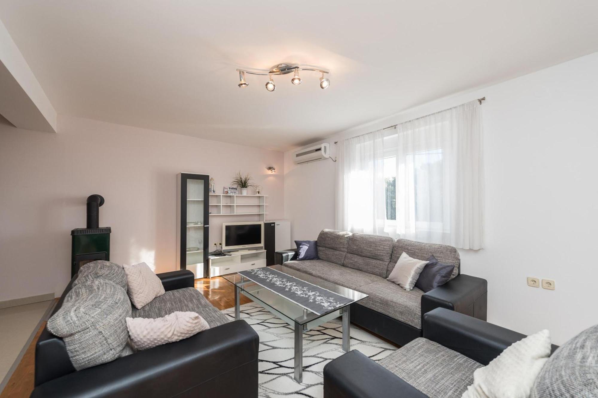 Family Friendly Pool House Ana - Happy Rentals Бибине Екстериор снимка